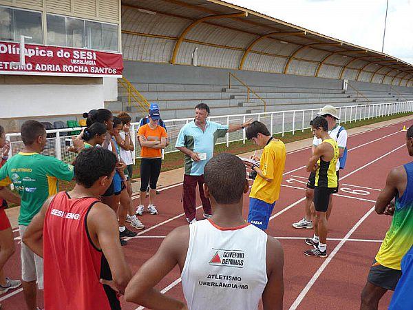 Luiz Alberto orienta atletas em Uberlândia / Foto: Anderson Rosa/CBAt